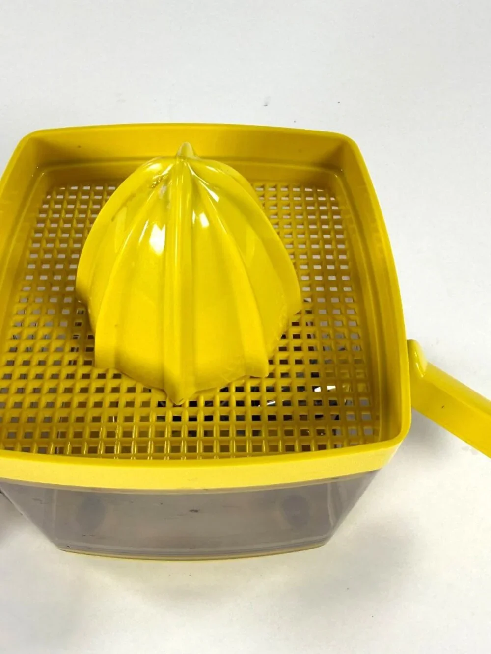 L.M. Lipski Ltd. Citrus Juicer 4 Cup Hand Crank Yellow Clear Container Durable